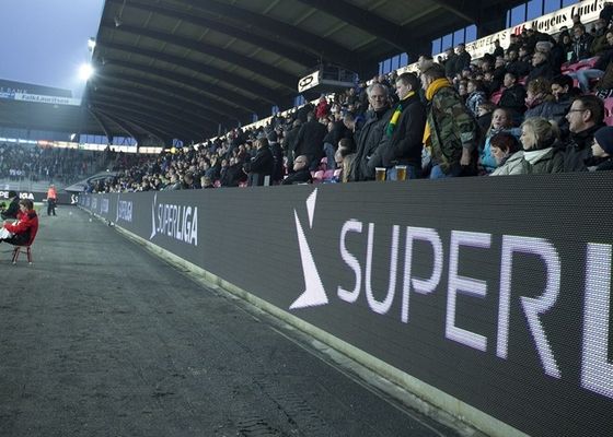 스포츠 경기장 방수 IP65를 위한 가지고 다닐 수 있는 P6.67 야외 주도하는 주변 이사회