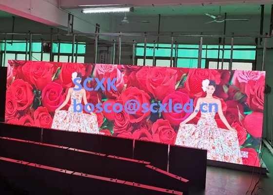 의류점 P2.5 포스터 거울 실내 전색 LED 192mm X 192mm 전색 LED 디스플레이