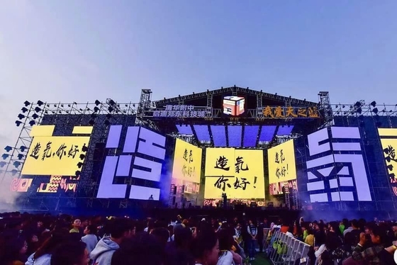 높은 밝기 넓은 관점 SMD2121 캡슐화 및 사용자 정의 화면 크기와 함께 야외 풀 컬러 LED 벽