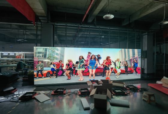 좋은 가격 실내 P3 풀 컬러 LED 스크린 576x576mm 캐비닛 광고용, 3840hz 갱신 속도, 1000nit 밝기, 곡선을 할 수 있습니다 온라인으로