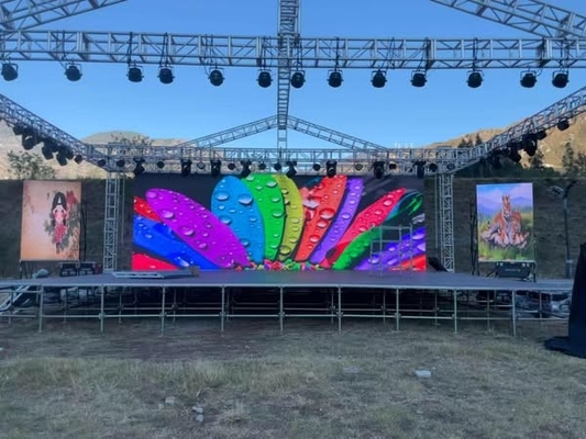 2500nits 밝기 P3 실내 LED 렌터 비디오 디스플레이 패널 에어 플러그 연결 디자인 픽셀 밀도 111111 점 / 평방 미터