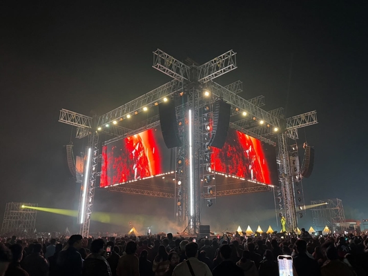 2500nits 밝기 P3 실내 LED 렌터 비디오 디스플레이 패널 에어 플러그 연결 디자인 픽셀 밀도 111111 점 / 평방 미터