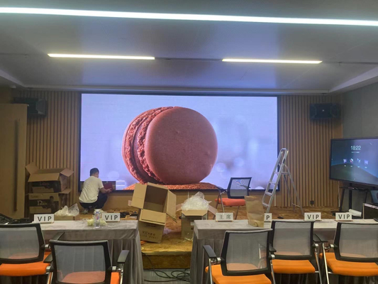 높은 밝기 1000 가장 인기있는 실내 풀 컬러 LED 디스플레이 수명 000 시간 및 캐비닛 크기 480*480mm*68mm
