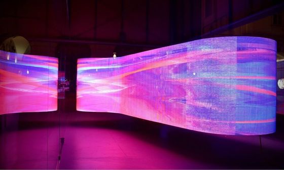 실내 바닥에 있는 P2.5 LED 포스터 디스플레이