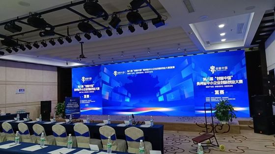 실내 바닥에 있는 P2.5 LED 포스터 디스플레이