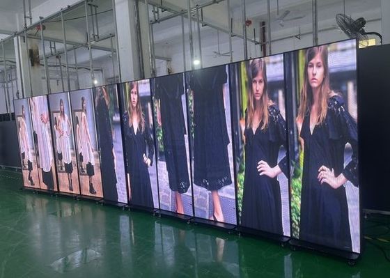 실내 바닥에 있는 P2.5 LED 포스터 디스플레이