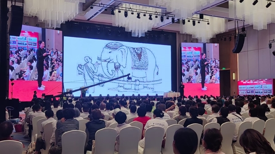 P10 야외 풀 컬러 LED 렌터 스크린 SMD2121 LED 램프 16 비트 회색 스케일 레벨