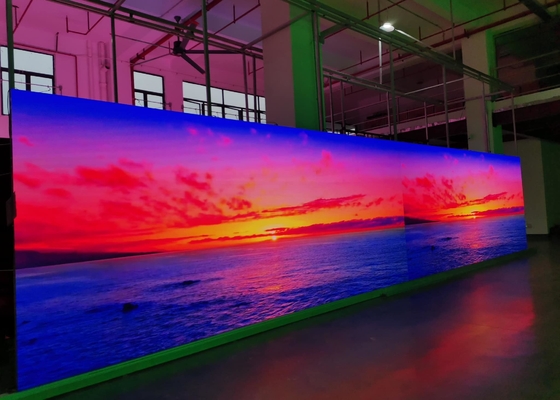 3 페리오드 실내 풀 컬러 LED 디스플레이 112896 점/m2 밀도와 250*250mm 모듈 크기