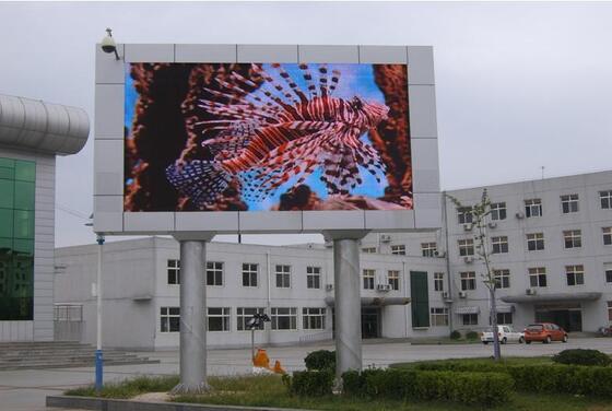 옥외 P10 풀 컬러 LED 디스플레이, 방수 및 내후성, 전면 유지보수 설계로 쉬운 서비스 및 긴 수명 보장