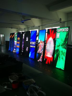 좋은 가격 P3 실내 풀 컬러 발광 다이오드 표시, 상점가를 위한 1500마리의 Nits LED 포스터 스크린 온라인으로
