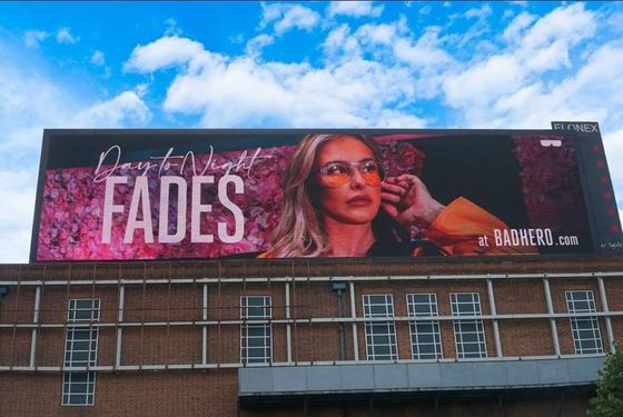 10mm 또는 그 이상의 높은 갱신 속도 귀신 없는 3840hz 광고 LED 게시판 야외 풀 컬러 LED 화면