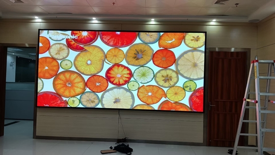 실내 풀 컬러 LED 디스플레이 SMD P3 기술 3840Hz 고부흥 111111 픽셀/m2 및 900cd/m2 화이트 밸런스 밝기