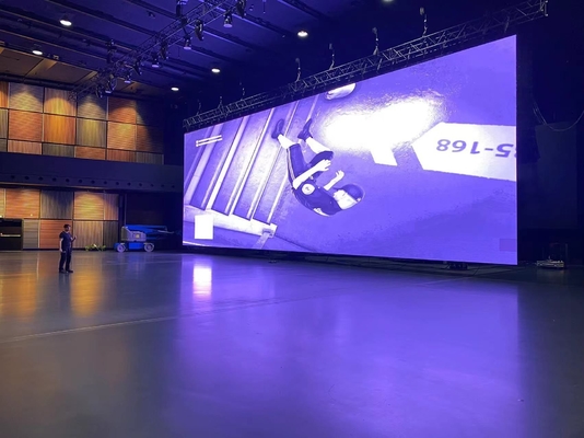 실내 풀 컬러 LED 디스플레이 SMD P3 기술 3840Hz 고부흥 111111 픽셀/m2 및 900cd/m2 화이트 밸런스 밝기