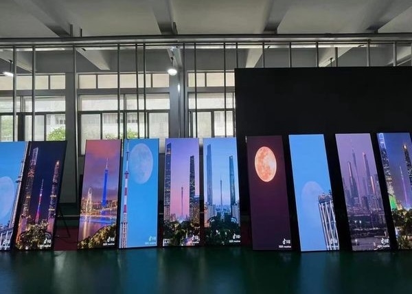포스터 RGB LED 디스플레이 2.5MM 픽셀 피치 높은 갱신 속도 1920HZ 실내