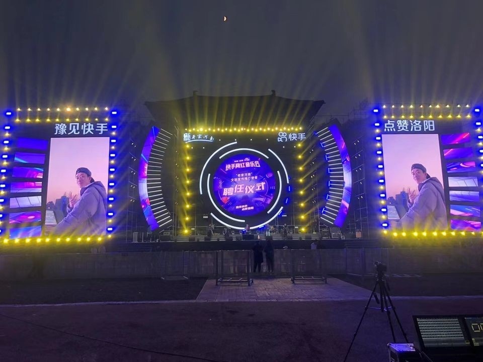 960*960mm 캐비닛 크기 RGB LED 디스플레이 최적의 색상 RGB -12/50 디스플레이 작동 온도
