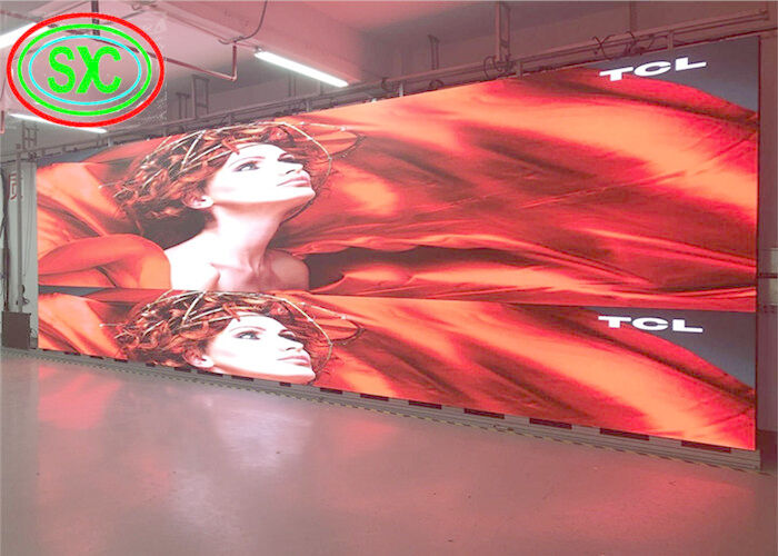 의류점 P2.5 포스터 거울 실내 전색 LED 192mm X 192mm 전색 LED 디스플레이