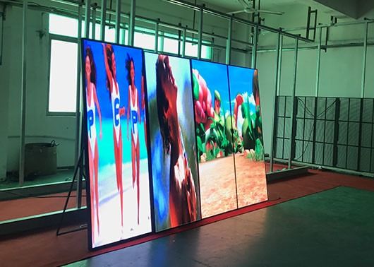 SMD2121 칩과 가벼운 알루미늄 패널 소재로 P2mm Pitch LED 포스터 디스플레이