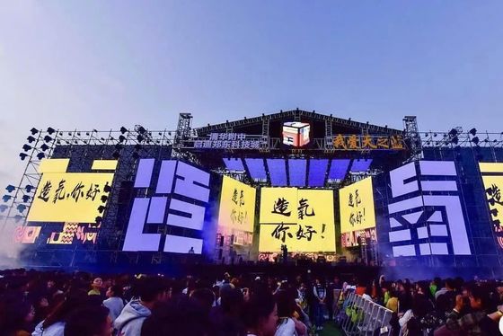 좋은 가격 높은 밝기 넓은 관점 SMD2121 캡슐화 및 사용자 정의 화면 크기와 함께 야외 풀 컬러 LED 벽 온라인으로