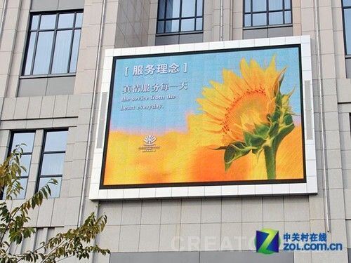 평방 미터당 300와트의 낮은 평균 전력 소비로 설계되어 운영 비용을 절감하는 실외 P5 풀 컬러 LED 디스플레이