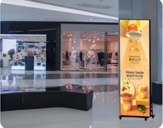 좋은 가격 알루미늄 캐비닛을 통합한 1R1G1B LED 포스터 디스플레이 및 680x2000mm 화면 크기로 역동적인 실내 디지털 사이니지에 이상적 온라인