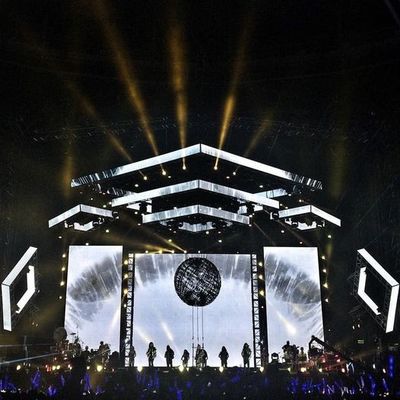 매우 얇은 P4.81 단계 LED 스크린 벽면 2mm SMD 2121 1R1G1B 500x500mm 캐비닛, 1920hz 재생 빈도, 5500 brightne